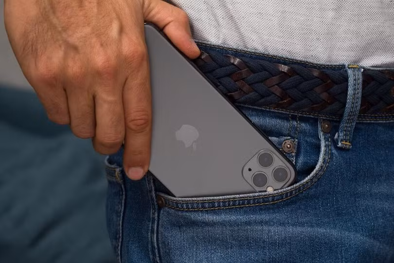 Nhiều người chọn mua iPhone chỉ vì logo "quả táo cắn dở" (Ảnh: Phonearena)