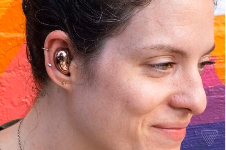 Samamsung Galaxy Buds Live mang lại cảm giác đeo chắc chắn (Ảnh: Theverge)