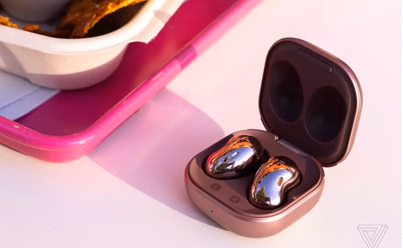 Phần nắp case của Galaxy Buds Live khá khó mở (Ảnh: Theverge)