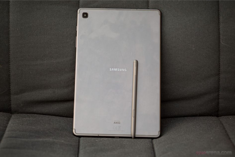 Samsung Galaxy Tab S6 Lite đi kèm với bút S-pen thông minh (Ảnh: GSMarena)