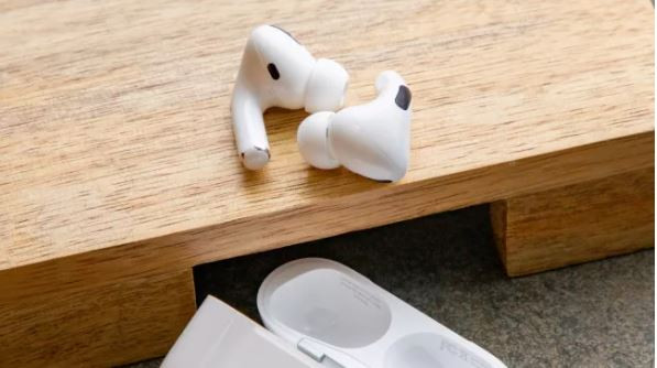 Airpods Pro có thiết kế ngắn hơn so với phiên bản thường (Ảnh: Tech Radar)