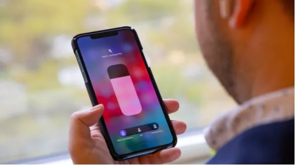 Airpods Pro được tích hợp tính năng chống ồn chủ động và xuyên âm (Ảnh: Techradar)