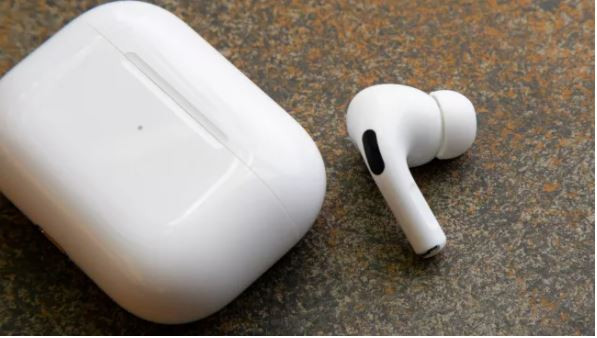 Vỏ case của Airpods Pro rất dễ xước trong quá trình sử dụng (Ảnh: Techradar)