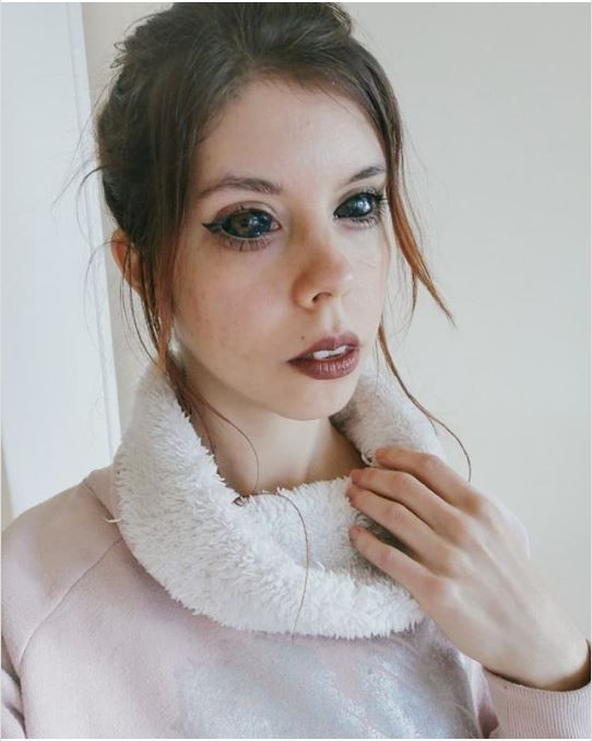 Đôi mắt vô hồn của Aleksandra (Ảnh: Instagram)