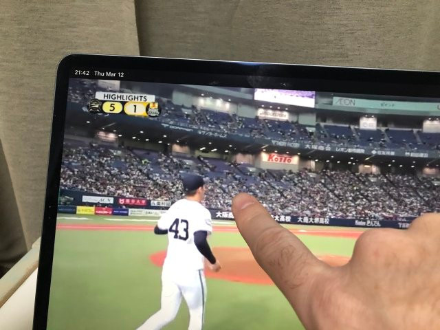 Xem trận đấu qua màn hình sẽ thấy rõ được những khoảng trống trên khán đài (Ảnh: Photo: SoraNews24) Xem trận đấu qua màn hình sẽ thấy rõ được những khoảng trống trên khán đài (Ảnh: Photo: SoraNews24)