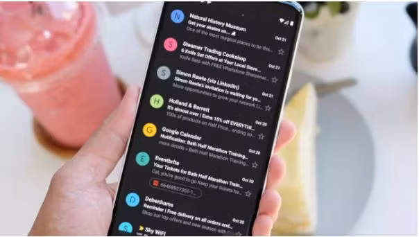 Gmail Dark Mode trên Android (Ảnh: Techradar)