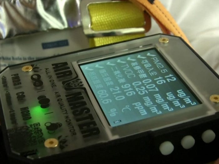 Màn hình hiển thị chất lượng không khí trong chiếc nôi (Ảnh: OC)