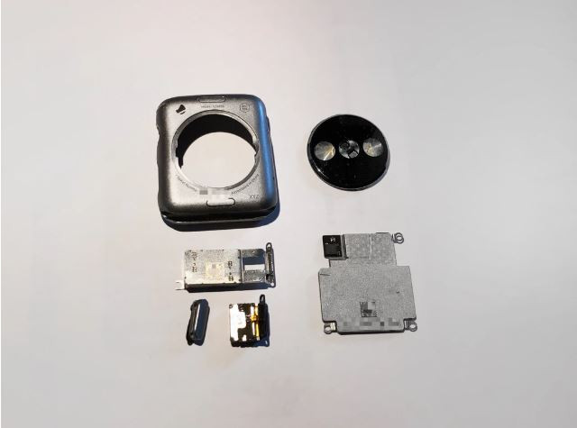 Các linh kiện bên trong của chiếc Apple Watch cũ (Ảnh: Zompetti) Các linh kiện bên trong của chiếc Apple Watch cũ (Ảnh: Zompetti)