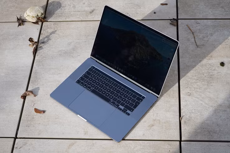 Macbook Pro 16 có hiệu năng ổn đinh (Ảnh: Notebook Check)