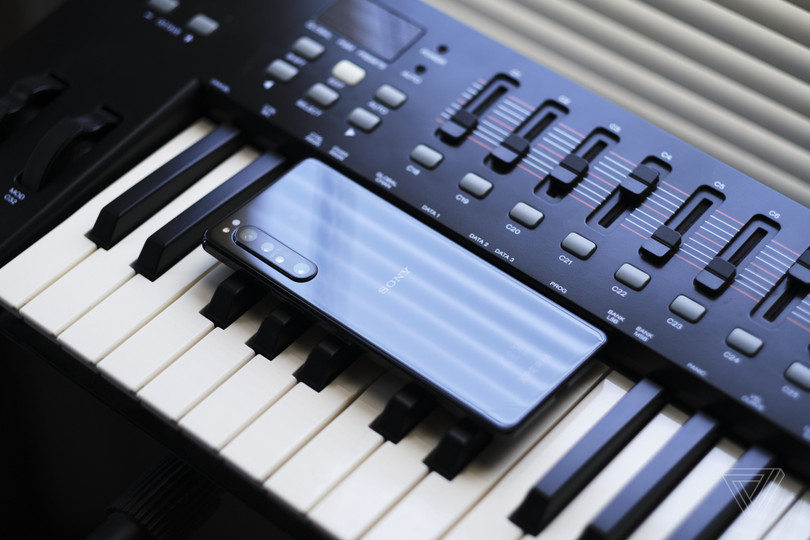 Thời gian onscreen thực tế của máy chỉ rơi vào khoảng 5 tiếng (Ảnh: The Verge)