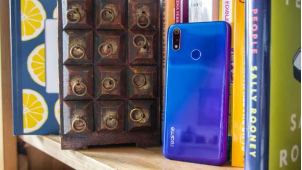 Realme 3 Pro vẫn giữ được mặt lưng đổi màu (Ảnh: Tech Radar)