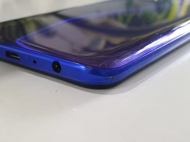 Realme 3 Pro vẫn sử dụng cổng sạc microUSB (Ảnh: Digit)