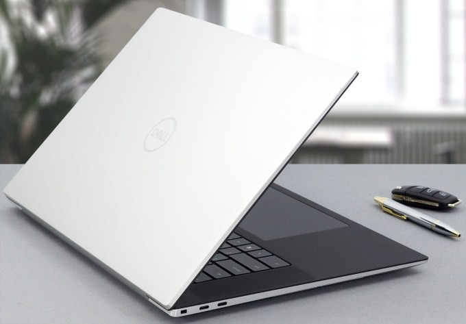 Máy được làm bằng kim loại mang đến cảm giác chắc chắn (Ảnh: Laptop Media) Máy được làm bằng kim loại mang đến cảm giác chắc chắn (Ảnh: Laptop Media)