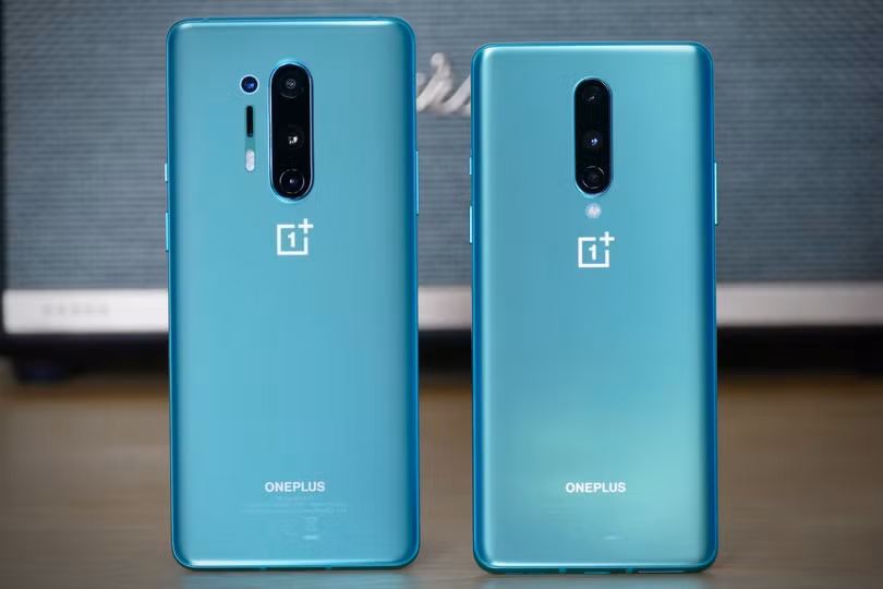 OnePlus 8 Pro (trái) và OnePlus 8 (phải) không có quá nhiều điểm khác biệt về thiết kế (Ảnh: Digital Trends)