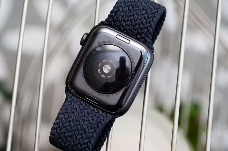 Mặt lưng của Apple Watch SE được làm bằng gốm (Ảnh: The Verge)