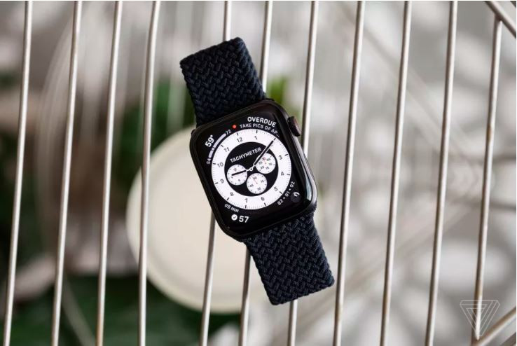 Apple Watch SE (Ảnh: The Verge)