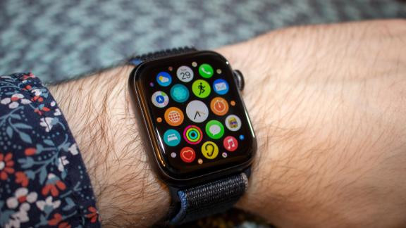 Apple Watch SE bị cắt bỏ một số tính năng chăm sóc sức khỏe (Ảnh: CNN).