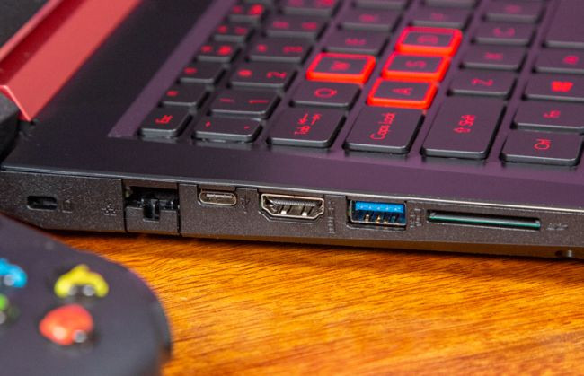 Acer Nitro 5 có đầy đủ cổng kết nối (Ảnh: Laptop Mag)