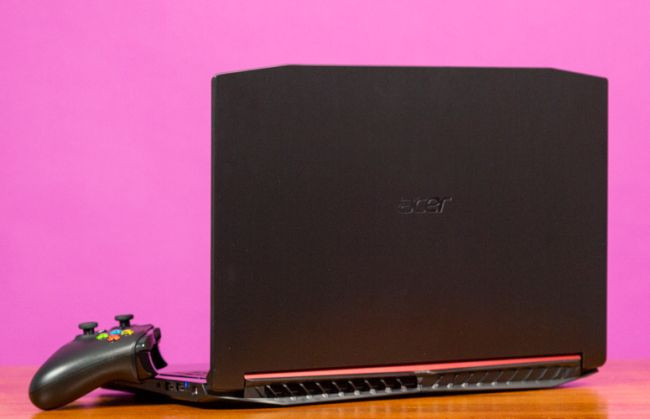 Thiết kế gaming gai góc trên Acer Nitro 5 (Ảnh: Laptop Mag)