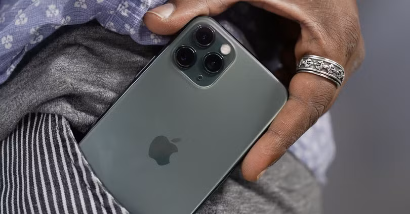 Cụm 3 camera sau là điểm nhấn trên chiếc iPhone 11 Pro (Ảnh: Digital Trends)