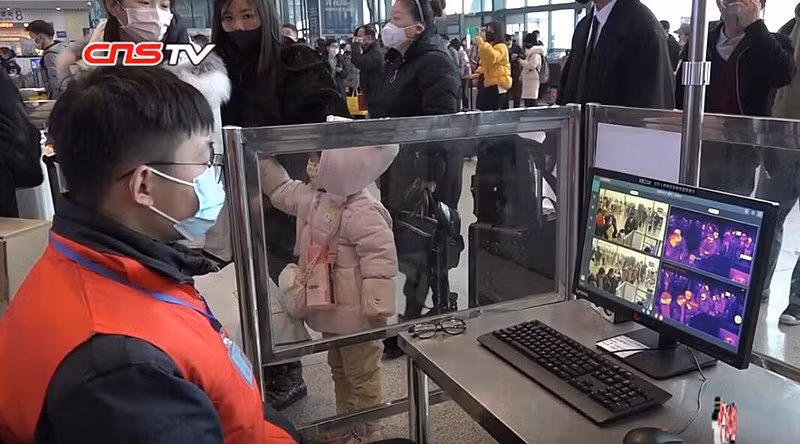 Kiểm tra virus Corona tại sân bay (Ảnh: Thenextweb)