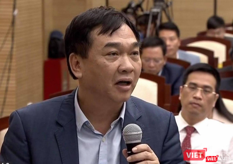 Giám đốc Sở Xây dựng HN, Lê Văn Dục trả lời tại phiên chất vấn.