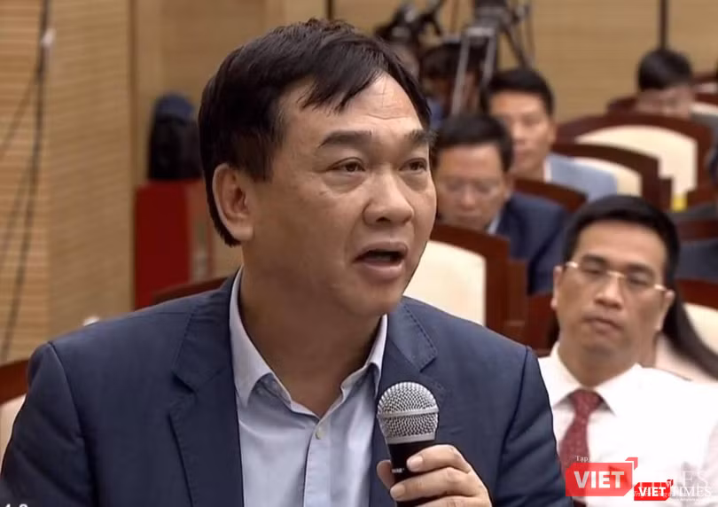 Giám đốc Sở Xây dựng HN, Lê Văn Dục trả lời tại phiên chất vấn. Giám đốc Sở Xây dựng HN, Lê Văn Dục trả lời tại phiên chất vấn.