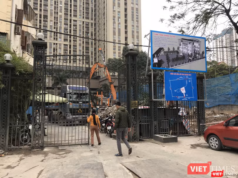 Cư dân không được đi xe máy, ô tô qua cổng 177 Trung Kính do đang thi công công trình Trường Tiểu học