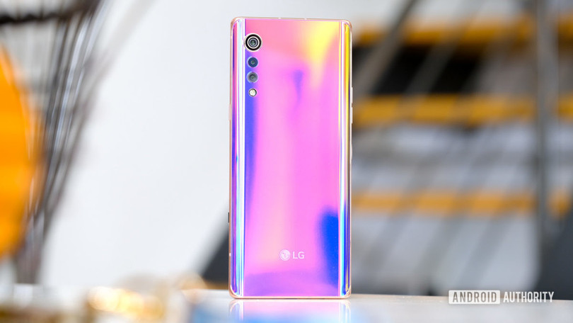 LG Velvet được thiết kế rất mỏng (Ảnh; Android Authority)