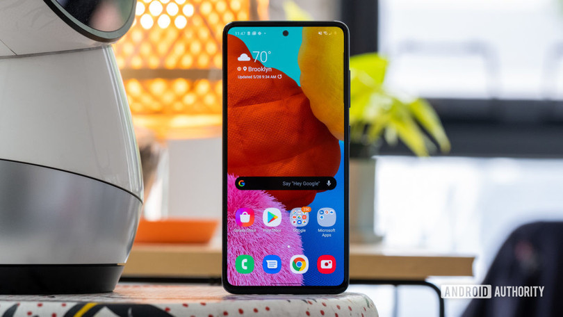 Mặc dù là chiếc điện thoại tầm trung nhưng Galaxy A51 vẫn được trang bị màn hình OLED (Ảnh: Android Authority)