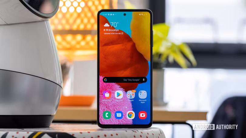Mặc dù là chiếc điện thoại tầm trung nhưng Galaxy A51 vẫn được trang bị màn hình OLED (Ảnh: Android Authority) Mặc dù là chiếc điện thoại tầm trung nhưng Galaxy A51 vẫn được trang bị màn hình OLED (Ảnh: Android Authority)