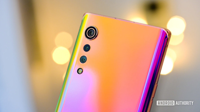 Cụm 3 camera sau được sắp xếp theo chiều dọc (Ảnh: Android Authority)