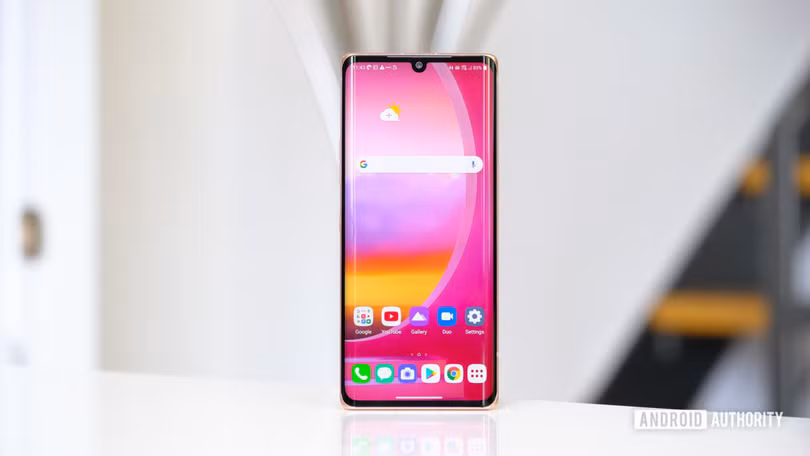 LG Velvet được thiết kế màn hình tràn viền 2 bên (Ảnh: Android Authority)