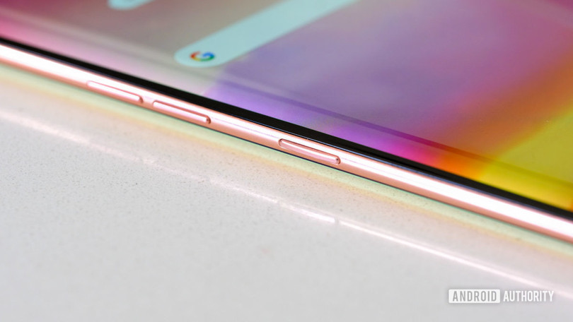 Nút nguồn và tăng giảm âm lượng được đặt ở cạnh bên của máy (Ảnh: Android Authority)