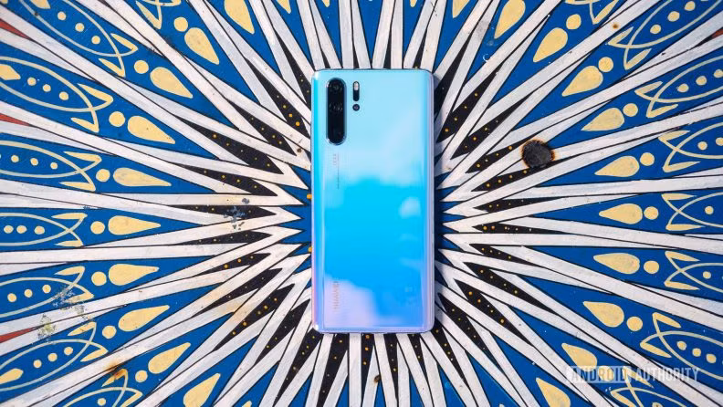 Huawei P30 Pro là một chiếc điện thoại tốt với giá cả phải chăng (Ảnh: Android Authority)
