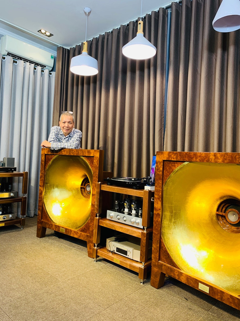 Loa kèn tre dát vàng được Khang audio trình diễn tại Triển lãm AV Show Hà Nội 2019. "Ngoài công nghệ dát vàng tôi cũng muốn thể hiện một loại vật liệu tự nhiên từ cây Tre Việt với nhiều kỹ thuật làm và hoàn thiện tinh xảo để mang đến cho người thưởng thức âm thanh một chất âm hay và đẹp", anh Khang cho biết Loa kèn tre dát vàng được Khang audio trình diễn tại Triển lãm AV Show Hà Nội 2019. "Ngoài công nghệ dát vàng tôi cũng muốn thể hiện một loại vật liệu tự nhiên từ cây Tre Việt với nhiều kỹ thuật làm và hoàn thiện tinh xảo để mang đến cho người thưởng thức âm thanh một chất âm hay và đẹp", anh Khang cho biết