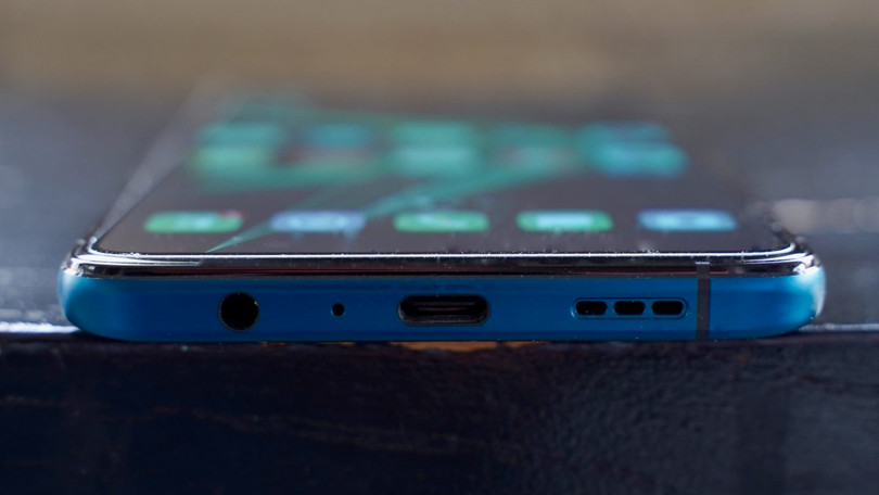 Máy vẫn giữ cho mình giắc cắm tai nghe 3.5mm (Ảnh: Android Authority) Máy vẫn giữ cho mình giắc cắm tai nghe 3.5mm (Ảnh: Android Authority)