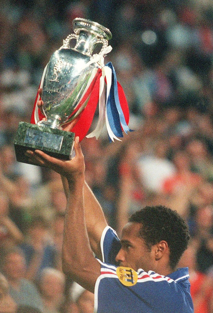 Henry nâng cao chiếc cup vô địch Euro năm 2000 cùng với đội tuyển Pháp (Ảnh: Scoopnest)