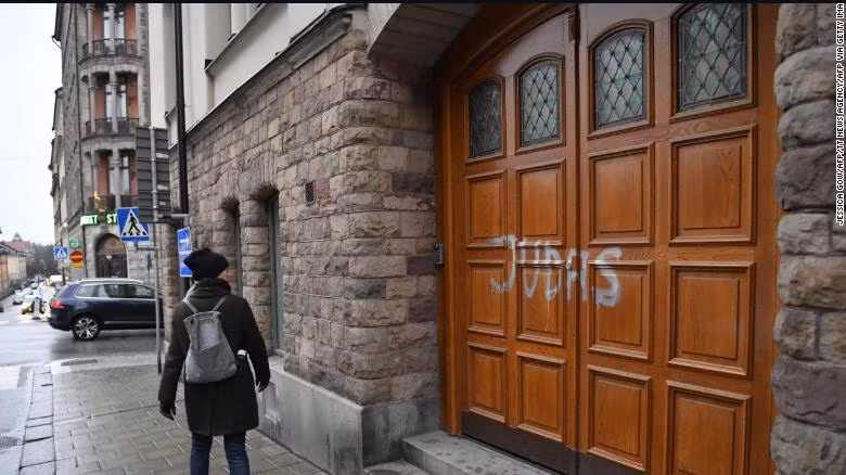 Cửa nhà của Ibrahimovic tại thành phố Stockholm bị sơn chữ "Judas" lên trên (Ảnh: CNN)