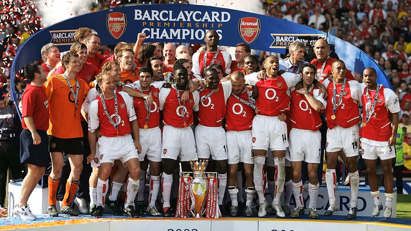Khoảnh khắc Arsenal vô địch Ngoại hạng Anh năm 2003-2004 với chuỗi thành tích bất bại (Ảnh: Goal.com)