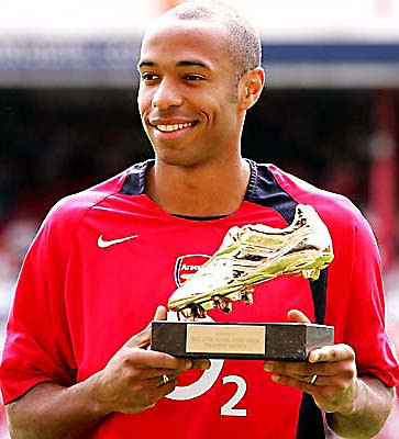 Henry cùng với danh hiệu chiếc giày vàng (Ảnh: footballsource.co.uk)