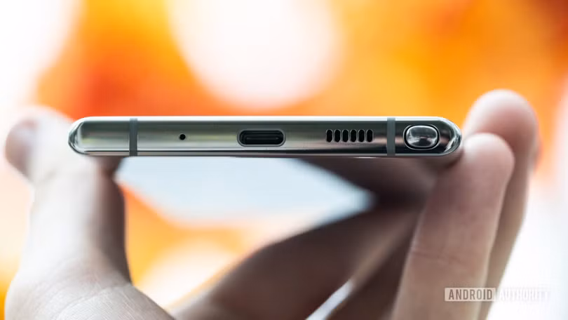 Nhiều fan đã tỏ ra rất thất vọng khi Samsung loại bỏ giắc cắm tai nghe 3.5mm và khe cắm micro SD trên dòng Galaxy Note 10 (Ảnh: Android Authority)