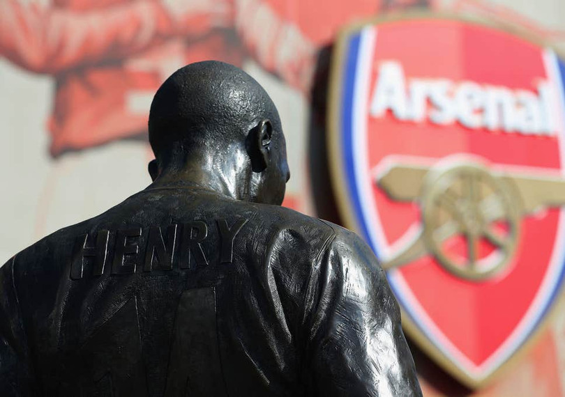 Henry được dựng tượng trước sân Emirates (Ảnh: The Independent)