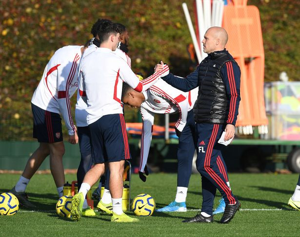 Ljungberg dặn dò rất kỹ các cầu thủ trẻ trong buổi tập đầu tiên (Ảnh: The Mirror)