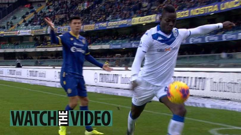 Balotelli sút bóng về phía khán giả đội chủ nhà Verona (Ảnh: The Sun)