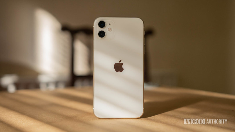 Chỉ cần mua các thiết bị Apple, bạn sẽ được tặng ngay 1 năm sử dụng miễn phí Apple TV Plus (Ảnh: Android Authority)