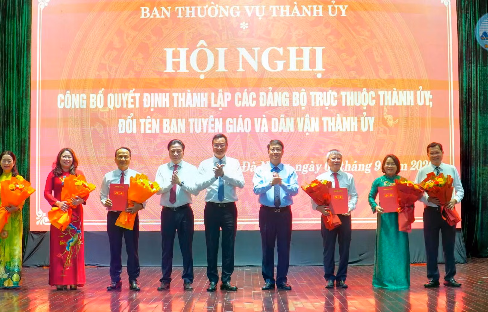Bí thư Thành ủy Đà Nẵng trao các quyết định về thành lập 2 tổ chức Đảng, công tác cán bộ và đổi tên Ban Tuyên giáo và Dân vận Thành ủy thành Ban Tuyên giáo Thành ủy. Ảnh DNRT.