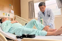 Việt kiều Anh thoát nguy cơ liệt sau 24 giờ mổ ở BV Việt Đức