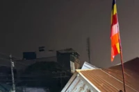 Va chạm với tàu hoả ở Hà Nội, xe tải bị "vò nát"