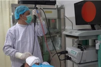 Rùng mình phát hiện răng giả mắc kẹt hơn 20 năm trong phổi người đàn ông 50 tuổi